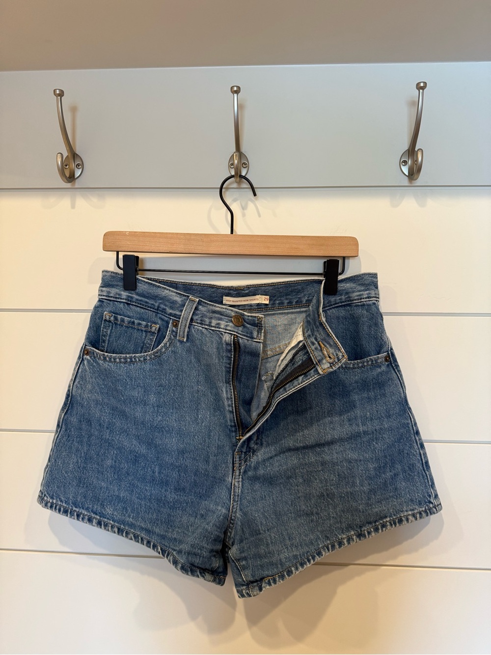LEVIS HIGH WAISTED MOM SHORTS 29 - Picture 6 of 9